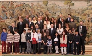 La Reina con los premiados en la Zarzuela.