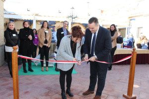 El alcalde abrió el salón de exposiciones.