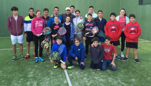 Deportistas de la Escuela de la Fundación 25 de Marzo de pádel.