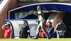 Alejandro Ceballos da instrucciones a sus hombres desde la banda en un momento del partido. / Foto: Josele Ruiz.