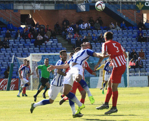 Poco fútbol en un partido que se resolvió tras un error de la zaga almeriense. / Foto: Josele Ruiz.