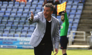 Alejandro Ceballos, entrenador del Recre, dando instrucciones a sus jugadores. / Foto; Josele Ruiz.