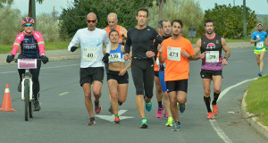 Rita Ribeiro, a la postre segunda en la categoría femenina, junto a otros corredores. / Foto: J. L. Rúa.