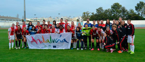 Los protagonistas del amistoso antes del inicio del choque.