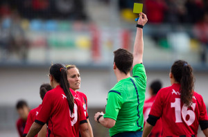 Aún persiste el enfado en el Sporting por el arbitraje sufrido en Badajoz. / Foto: www.lfp.es.