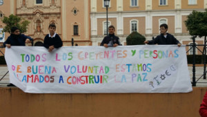 Los pequeños portaban pancartas con mensajes de paz.