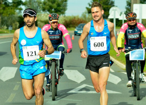 Pugna entre Francoil y Andivia, primero y segundo al final, en los primeros kilómetros de la prueba. / Foto: J. L. Rúa.