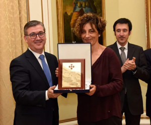 La directora Esther Martínez recogió la distinción.