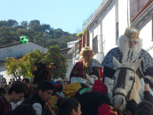 Los Reyes Magos en Puerto Moral van a caballo.