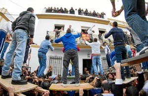 Una de las tradicionales tiradas a San Antonio Abad. / Foto: andalucía.org