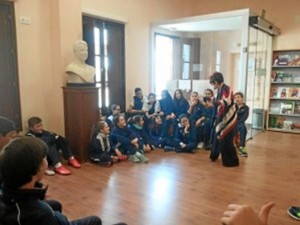 Durante todo el curso desarrolla en el biblioteca palmerina un taller de cuentos en valores.