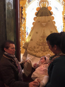 Los pequeños, ante la Virgen. / Foto: Facebook Hermandad Matriz de Almonte.