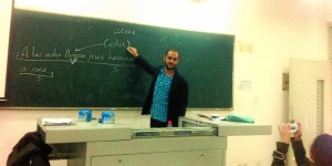 Salva imparte clases de español en la universidad.