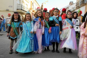 Abría la comitiva la corte de damas infantiles.