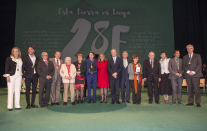 Foto de familia de los premiados.