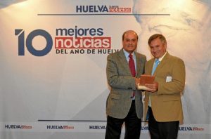 Antonio Ponce hizo entrega del premio a Juan Matos, de la Plataforma.