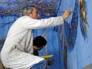 El artista hinojero, Juan Romero de la Rosa, durante la realización del mural de la capilla de la Hermandad. 