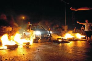 Milicias libanesas bloquean la carretera al aeropuerto internacional de Beirtut, Líbano. / Foto: Natalia Sancha.