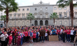 Cientos de aficionados aclamaron a las jugadoras del equipo onubense en la puerta del Ayuntamiento.