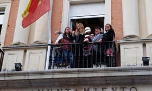 Algunas de las jugadoras en el balcón del Ayuntamiento.