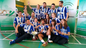 El equipo onubense, con su trofeo tras ganar al Jorge Guillén.