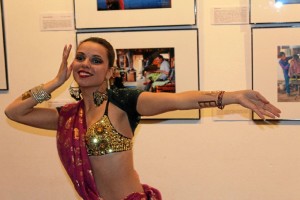 Durante la inauguración la bailarina Ana Terrado ambientó el acto con música y baile del cine de Bollywood.