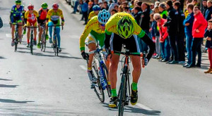 Manuel Jesús Carrellán supera en el sprint a Carlos Rodríguez Cano.