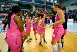 Las jugadoras del CB Conquero Huelva Wagen celebran su triunfo. / Foto: Alberto Nevado / FEB.