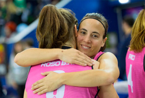 Rosó Buch se abraza a María Pina tras la conquista del triunfo en la Copa. / Foto: Alberto Nevado / FEB.