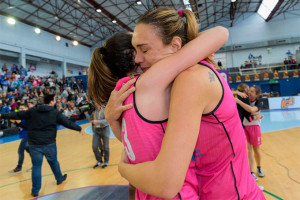 Luci Pascua, abrazada a una compañera tras el triunfo en la Copa. / Foto: Alberto Nevado / FEB.