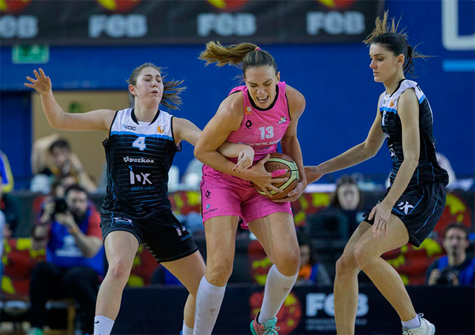 Luci Pascua protege el balón en un lance del partido de este sábado. / Foto: Alberto Nevado / FEB.