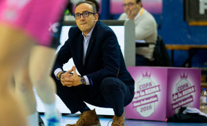 Gabriel Carrasco, entrenador del CB Conquero, confía en el apoyo de la afición para seguir ganando. / Foto: Alberto Nevado / FEB.