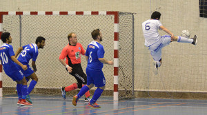 Remate acrobático de Luismi durante la final de este sábado y que coronó de nuevo al CD Sordos Huelva. / Foto: J. L. Rúa.