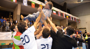 Alegría desbordada del CD Sordos Huelva tras el triunfo logrado. / Foto: J. L. Rúa.