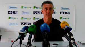 Alejandro Ceballos, entrenador del Recreativo de Huelva, en rueda de prensa. / Foto: @recreoficial.