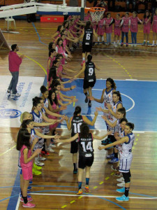 El equipo gallego y los escalafones inferiores del club hicieron pasillo a las campeonas. / Foto: @CBConquero.