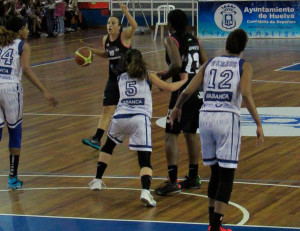 María Asurmendi, dirigiendo las operaciones en un lance del juego. / Foto: @CBConquero.