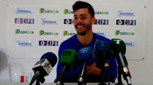 Cristian Fernández, durante su comparecencia ante los medios. / Foto: @recreoficial.