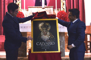 El hermano mayor y el autor de la obra destapan el cartel a los pies del Cristo del Calvario