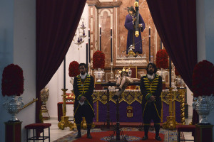 Durante la jornada de ayer el Cristo del Buen Viaje estuvo expuesto en besapiés en la capilla del Nazareno