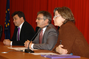 Gabriel Cruz, Francisco Ruiz y María Losada durante la presentación.