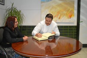 El chef onubense se formó en el Instituto Saltés. 