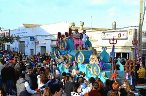 Con cinco carrozas y los tradicionales pasacalles dieron forma a la comitiva. 