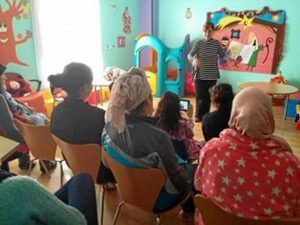 En ocasiones, especialmente, en Navidad, visita los hospitales para narrar cuentos a los niños ingresados.