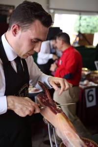 Un experto cortador de jamón.