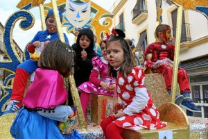 Los más pequeños inundan de color las calles del pueblo condal.