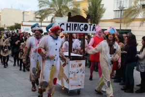 Muchas personas han participado en la comitiva.