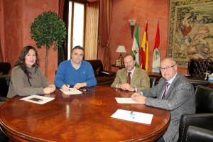 Momento de la renovación del convenio entre el Ayuntamiento de La Palma y Apyme. 