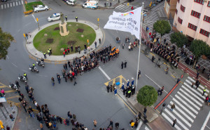 La bandera ya luce en Huelva.
