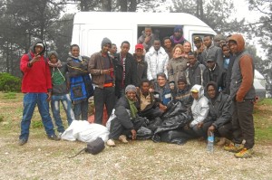 Subsaharianos en la zona forestal de Belyounche, esperando su oportunidad para atravesar el paso fronterizo de Ceuta. 